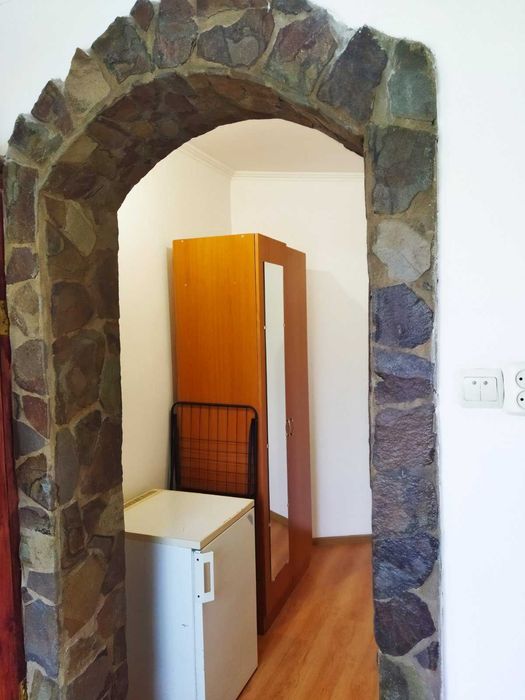 Біля басейнів, окремий вхід.