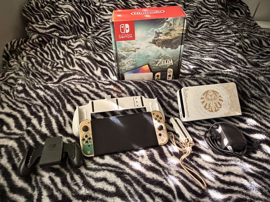 Nintendo Switch OLED Zelda Edition + Skull & Co. NeoGrip