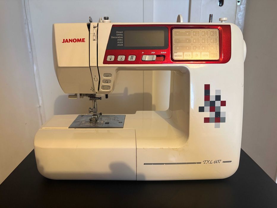 Janome TXL 607 – komputerowa maszyna do szycia + stolik | komplet