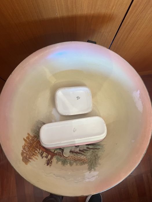 Conjunto Vista Alegre Antigo – Jarro, Bacia, Penico e Saboneteira