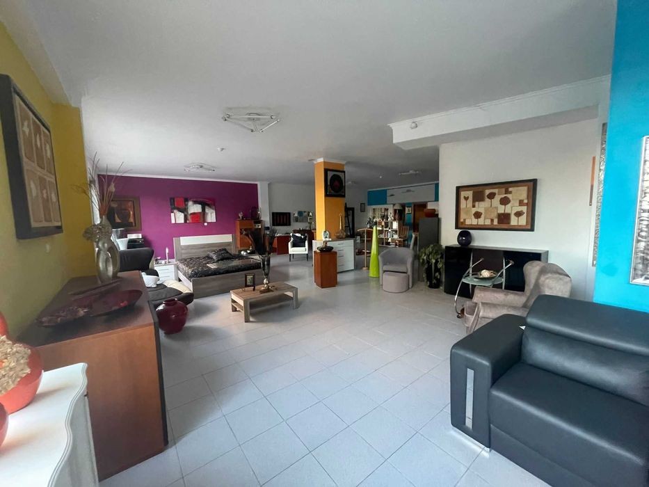 Loja Ampla com Saída de Fumos e Garagem Box | 135 m² | Odivelas