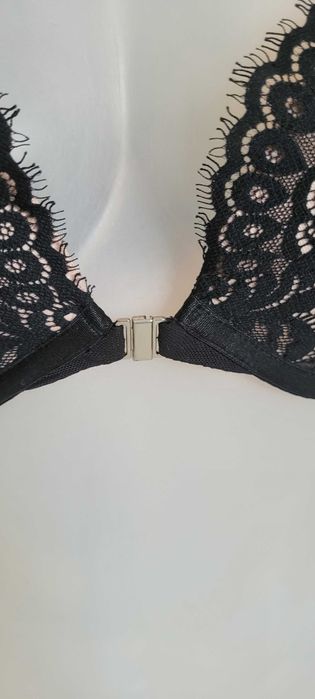 Czarny biustonosz push-up zapinany z przodu Hunkemöller,roz 75C