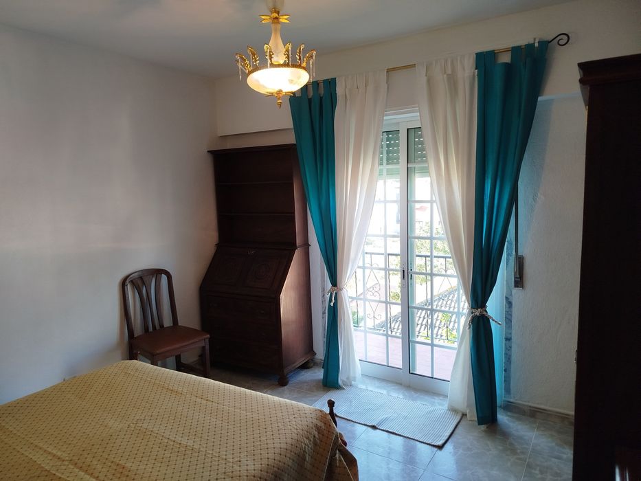 Alugo quarto para 2 pessoas