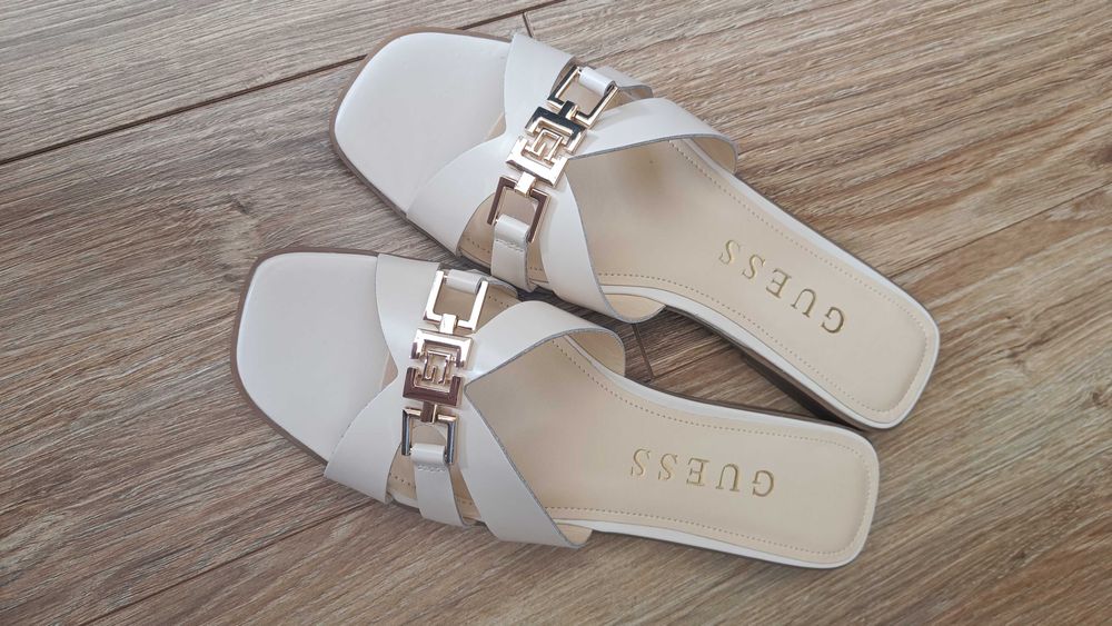 Klapki marki Guess