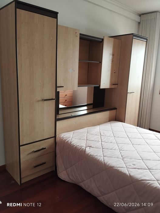 Cama de criança com móvel ponte