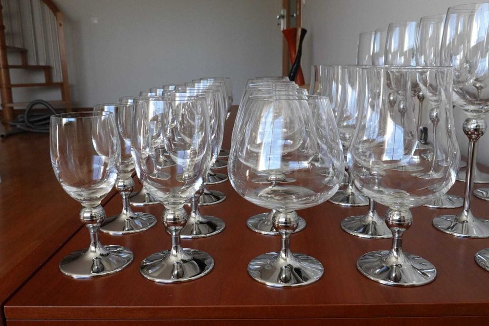 Serviço de copos vintage de cristal com pé metálico prateado