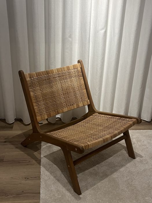 Cadeira lounge em madeira e rattan