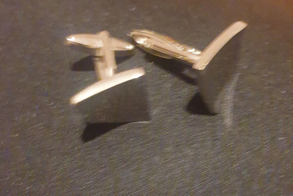 Botões de punho prateados