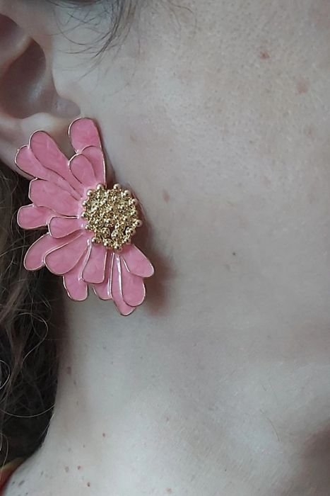 Brincos em forma de meia  flor, rosa esmaltados. De pico.