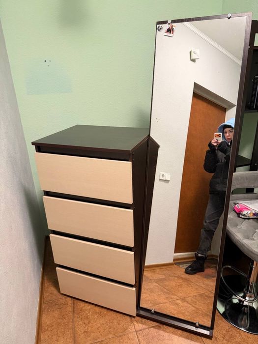 Комод з дзеркалом