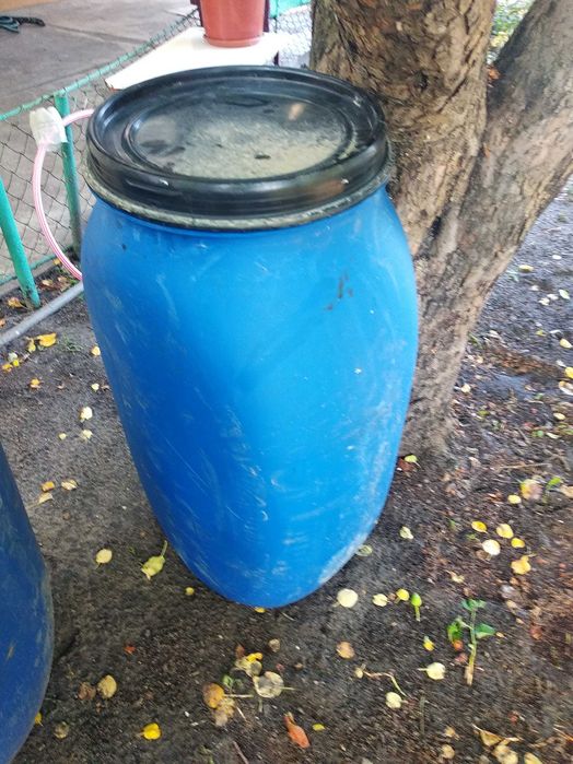 Продам бочки  ХАРЧОВІ пластикові 160-220 литров и железные