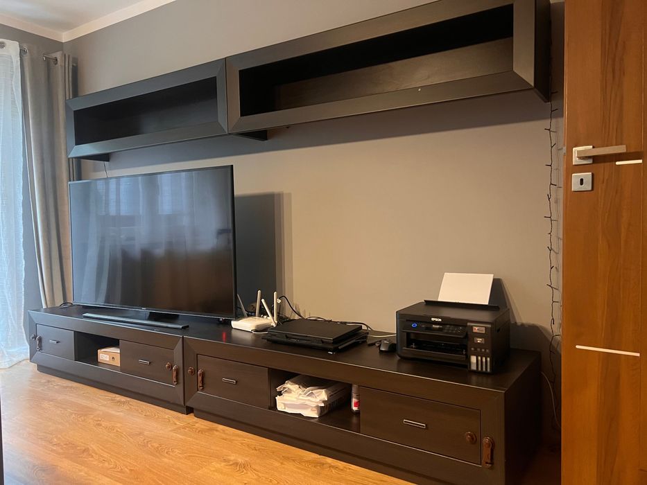 Sprzedam komplet mebli do salonu – ciemne drewno, nowoczesny design