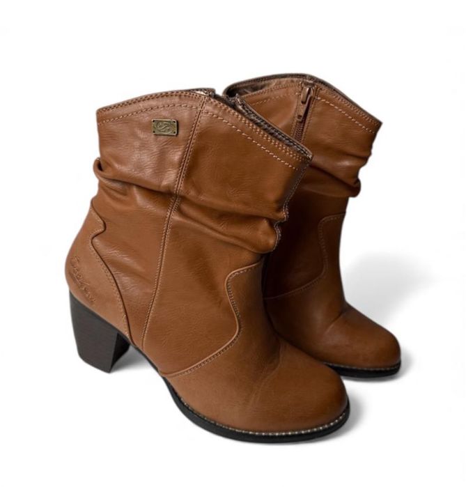 Жіночі шкіряні  чоботи козаки коричневого кольору dockers