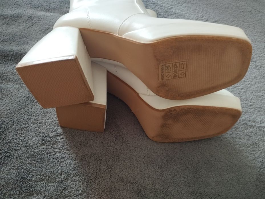 Bota branca número 37