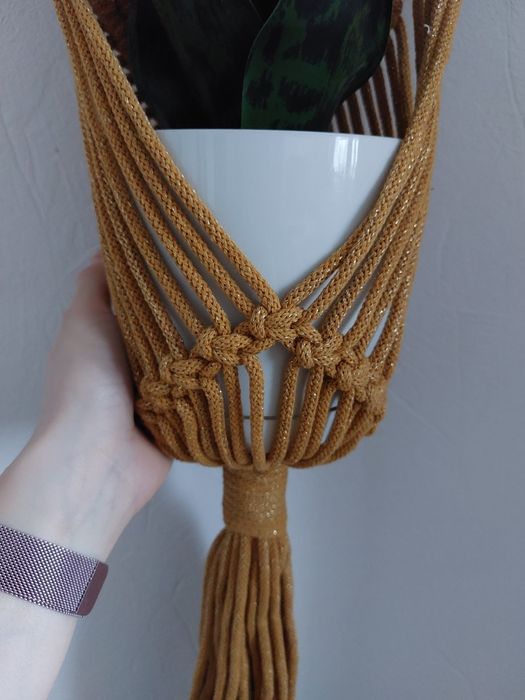 UP zestaw Kwietnik makrama wiszący na ścianie  Musztardowowo złoty