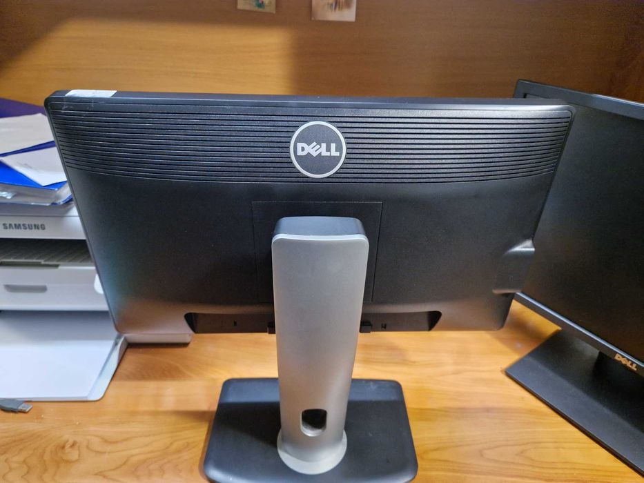 Monitor Dell CN-0W5HWR  3 SZT  w dobrym stanie