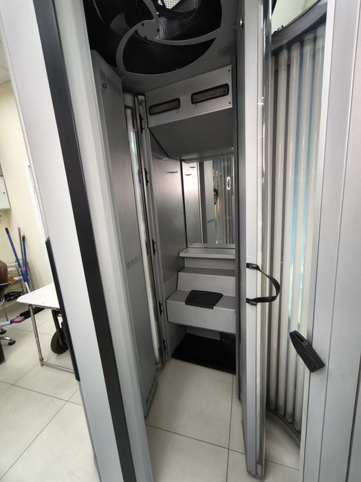 Вертикальний Солярій Ergoline Lounge Turbo Power з роздягальнею 50ламп