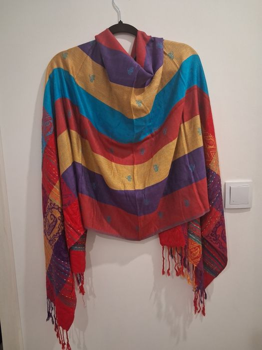 *Wielobarwny szal damski.