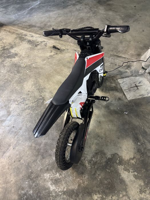 Vendo moto de crianca bateria nova
