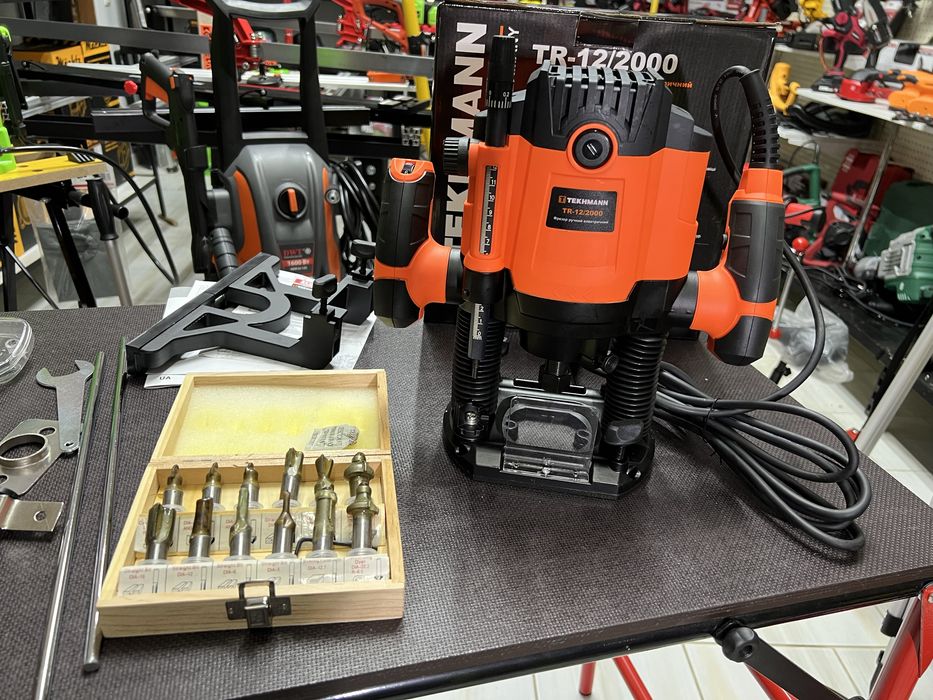 Фрезер электрический Tekhmann TR-12/2000 + набор фрез 2000 Вт