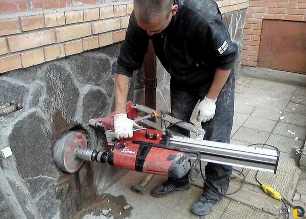 Алмазное сверление отверстий. Проем в стене. Свердління отворів