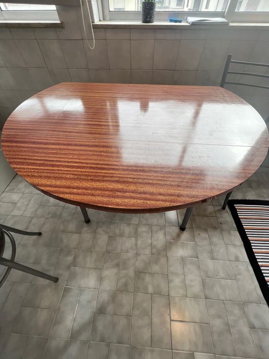 Mesa de madeira com oferta de 2 cadeiras