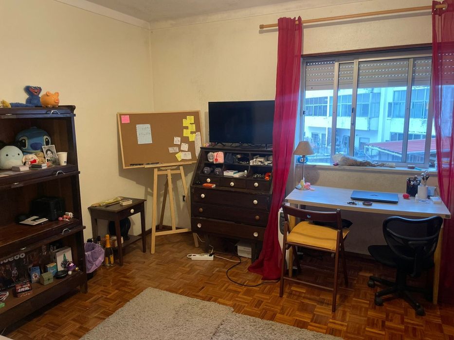 Alugo em Caldas da Rainha quarto com banho privativo perto ESAD para estudantes/professores a partir de maio