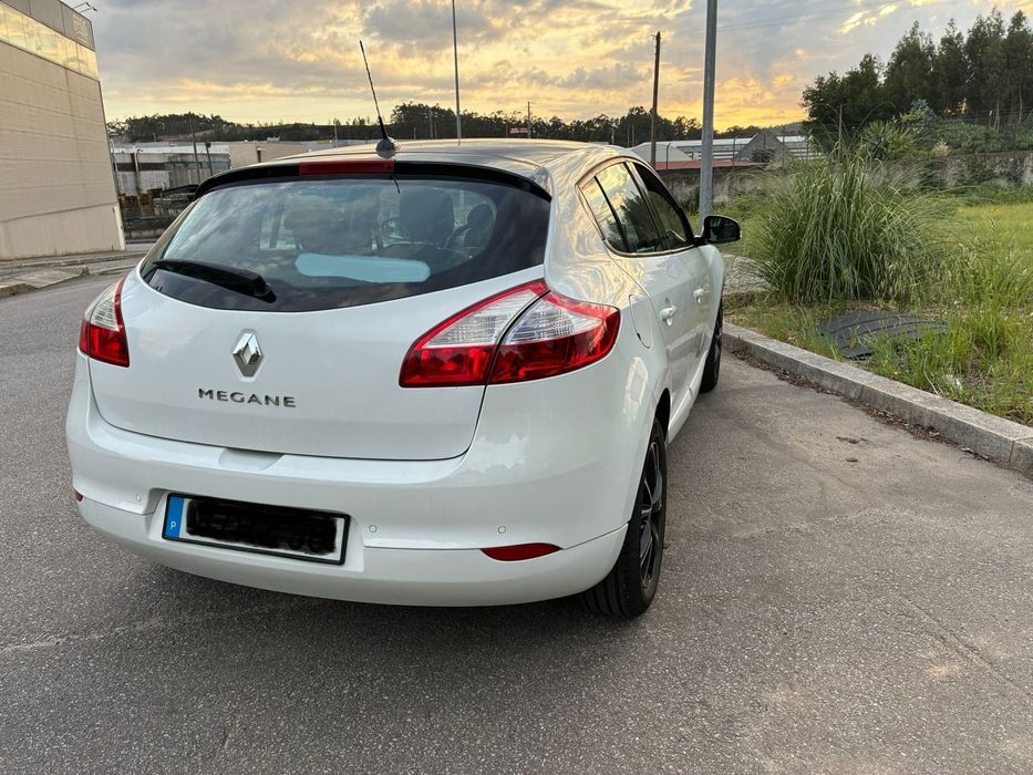 Renault Megane branco em ótimo estado