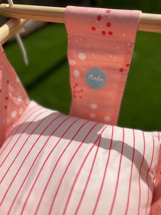 Baloiço para bebé em rosa e madeira natural