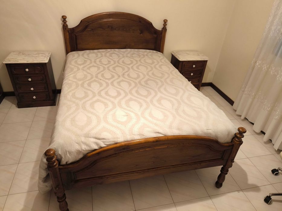 Quarto de Casal Completo em Madeira Maciça com Mármore – Excelente Estado