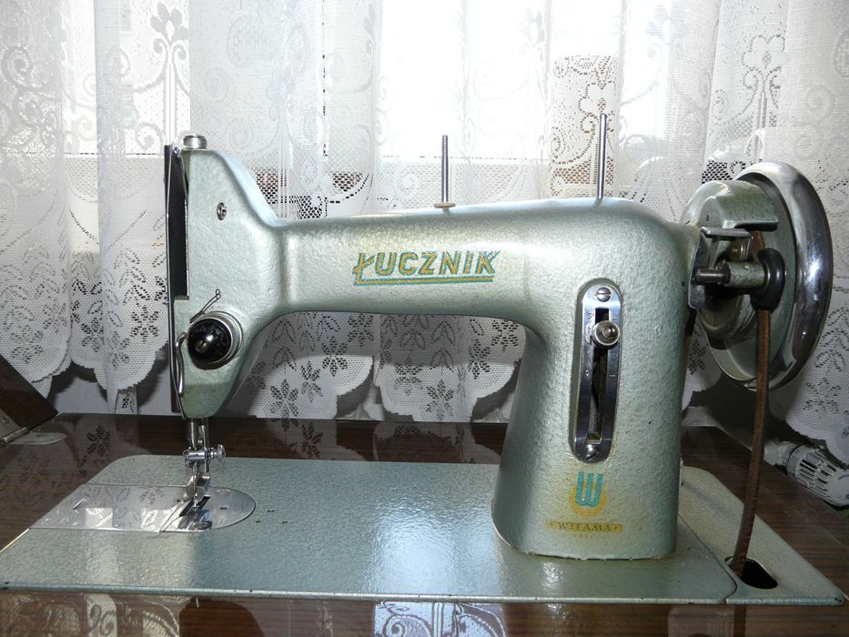 Maszyna do szycia ze stolikiem roboczym