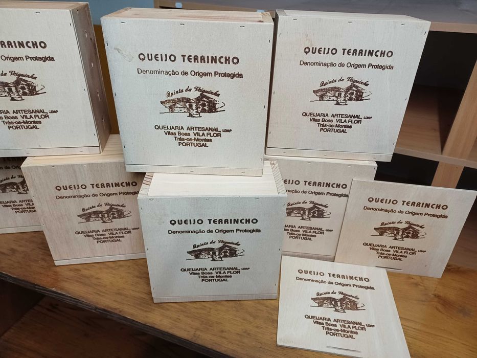 Lote de 7 caixas oferta de queijos da Quinta da Veiguinha