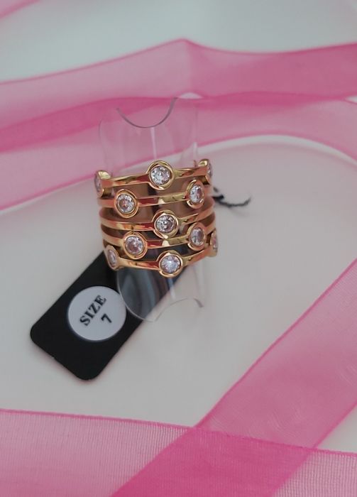 Anel dourado, em aço, com zirconias. T17