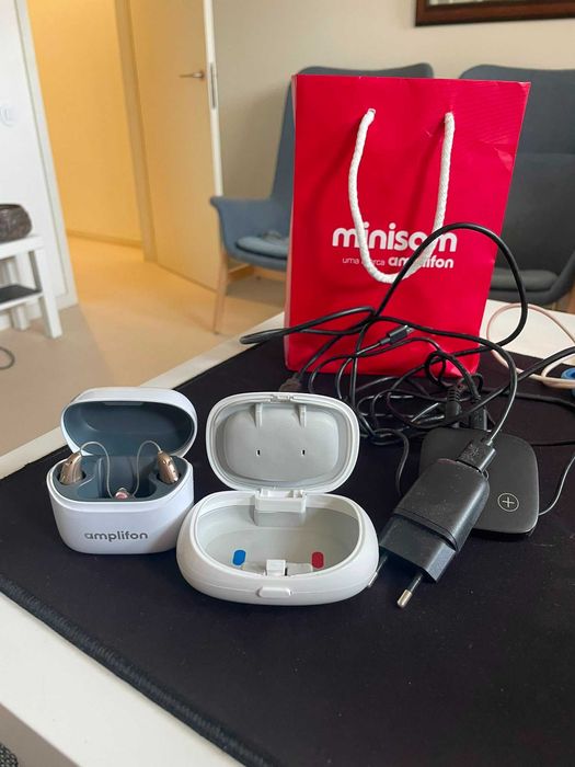 Conjunto de aparelhos auditivos Minisom/Amplifon recarregáveis – usados apenas 1 mês – com fatura