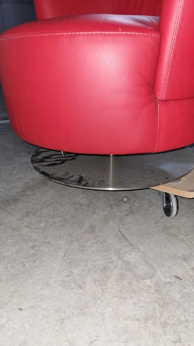 Cadeirão rotativo pele real divani e divani
