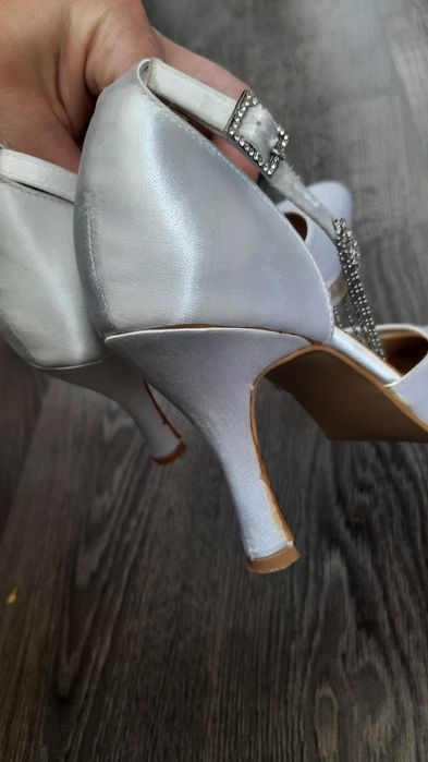 Nowe ślubne buty na obcasie satynowe 36
