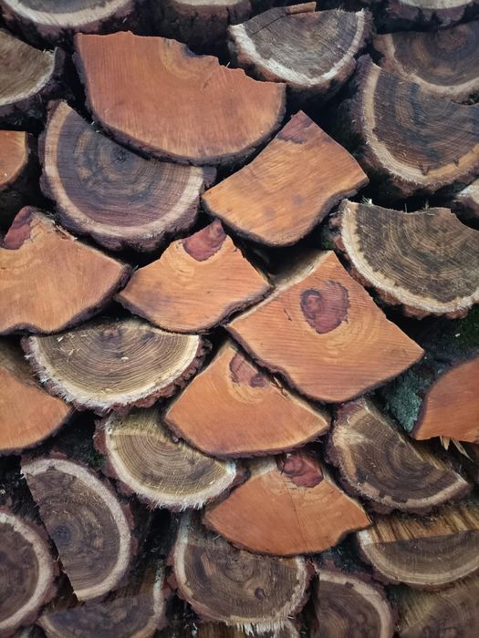 Drewno opałowe rąbane i układane na samochodzie, darmowy dowóz