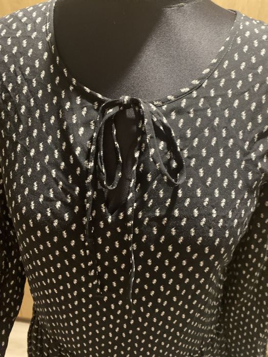 Sukienka zwiewna s we wzorki długi rękaw falbanki