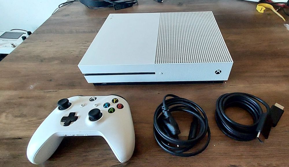 Consola XBOX One S 1TB + 17 jogos