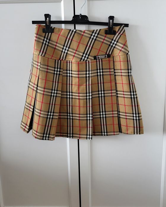 Spódnica w kratkę w stylu Burberry