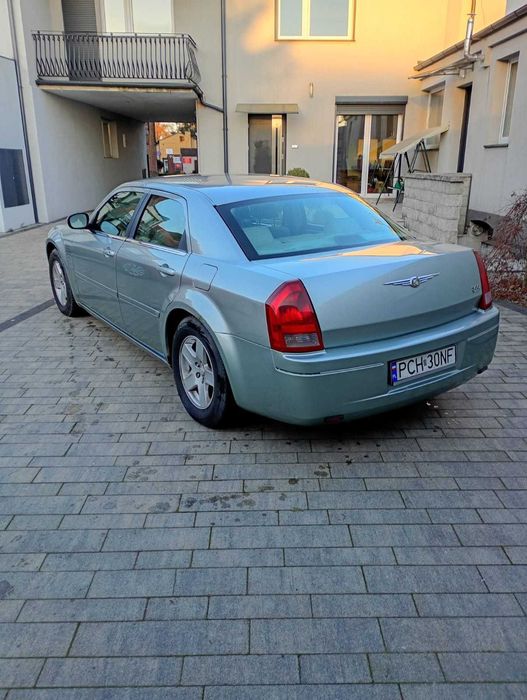 Chrysler 300. 3518 cm3 183km V6