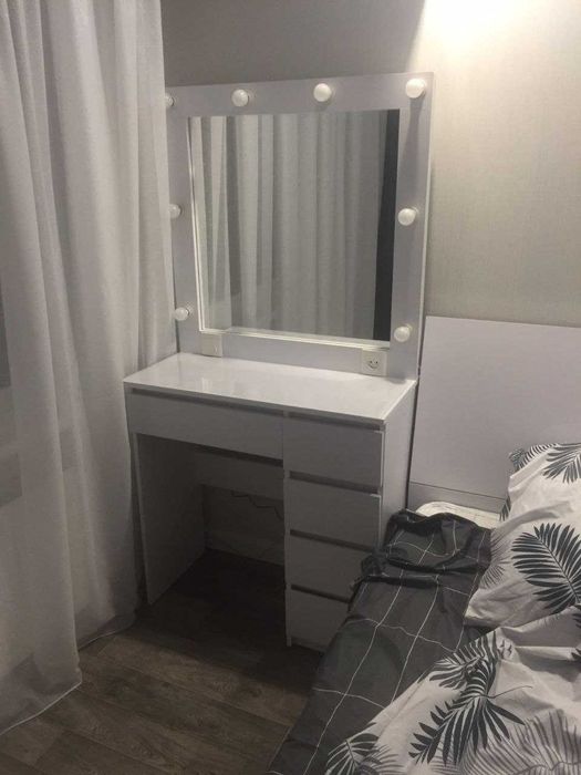 Макияжное, визажное зеркало, стол бровиста.Туалетный, гримерный столик ...