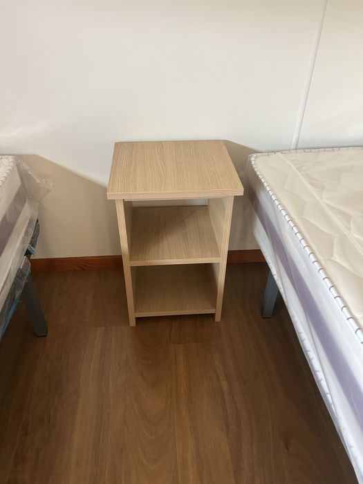 quarto solteiro  cama , mesinha de cabeceira