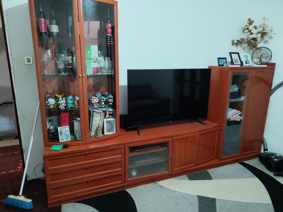 Vendo jogo de sofá, cinzento,de dois e três lugares, estante muito bonita em boas condições e tapete ótimo estado