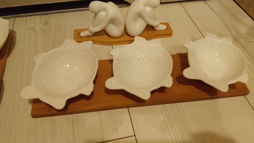 Zestaw porcelanowych misek do serwowania, solniczka i pieprzniczka