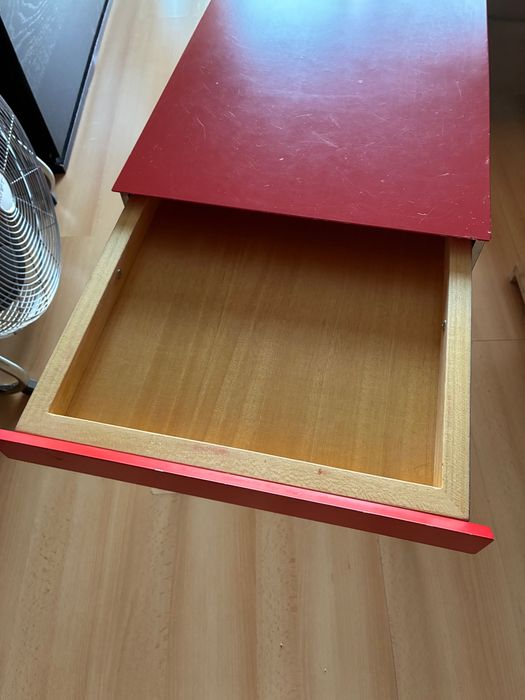 Mesa de apoio vermelha