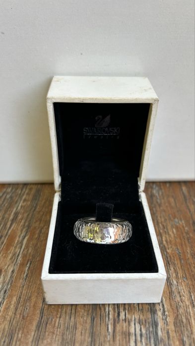 Anel Swarovski prateado com caixa original