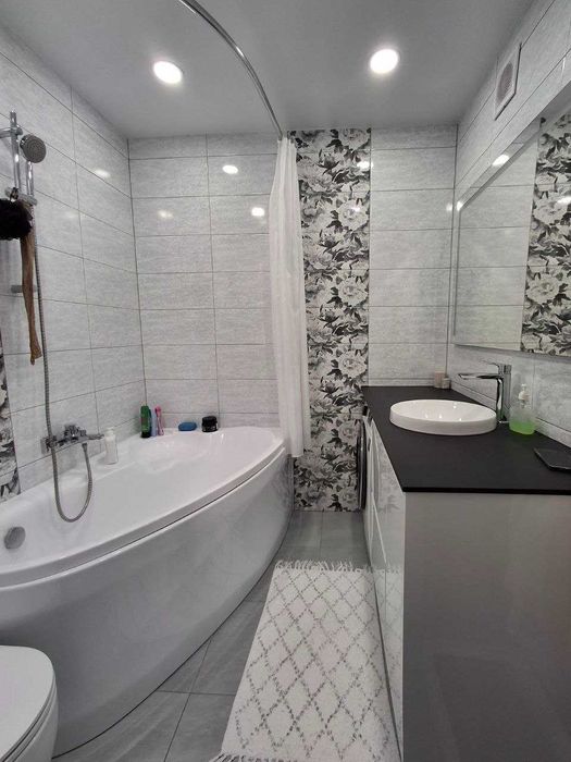 Простора 3-кімнатна квартира, район Польова