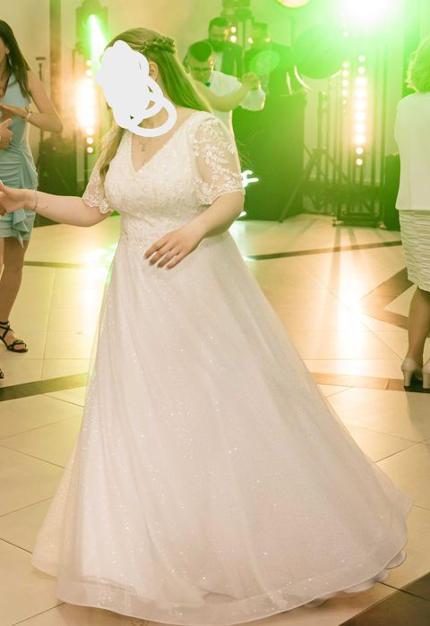 Suknia ślubna brokatowa