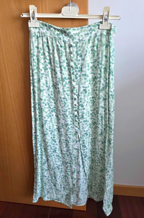 Saia midi verde e branca H&M 100% viscose, tamanho 36
